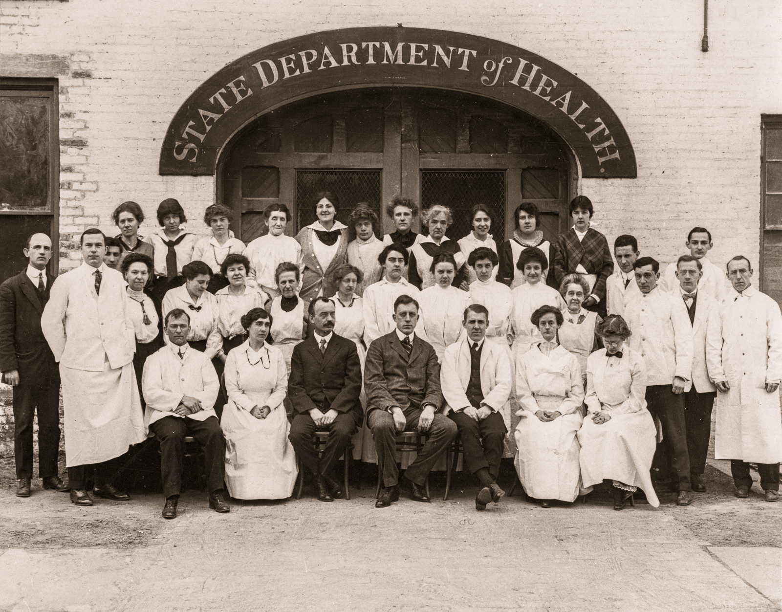 Laboratory staff in front of old Laboratory Yates St., January 1915