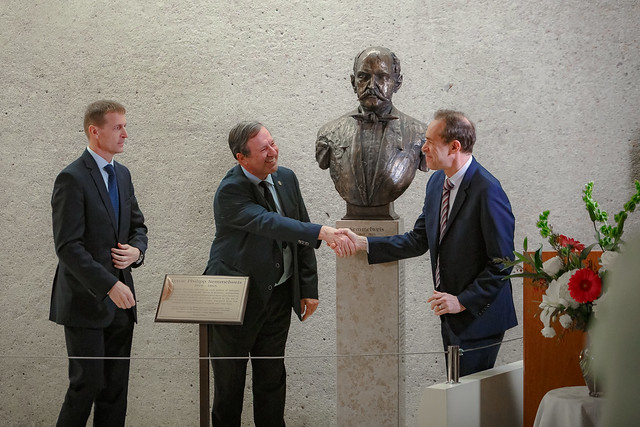 H.E. Ambassador István Pásztor, Dr. Jonathan Jakus and Dr. Howard Zucker unveiling the Semmelweis statue.